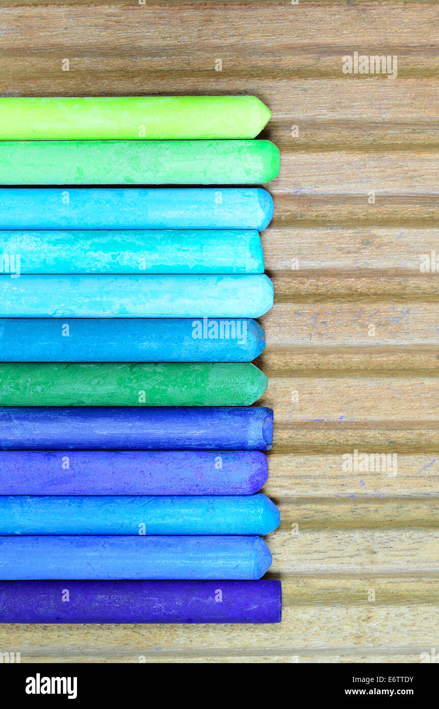 Blu, verde e ciano olio pastelli, close up, macro, verticale Foto Stock