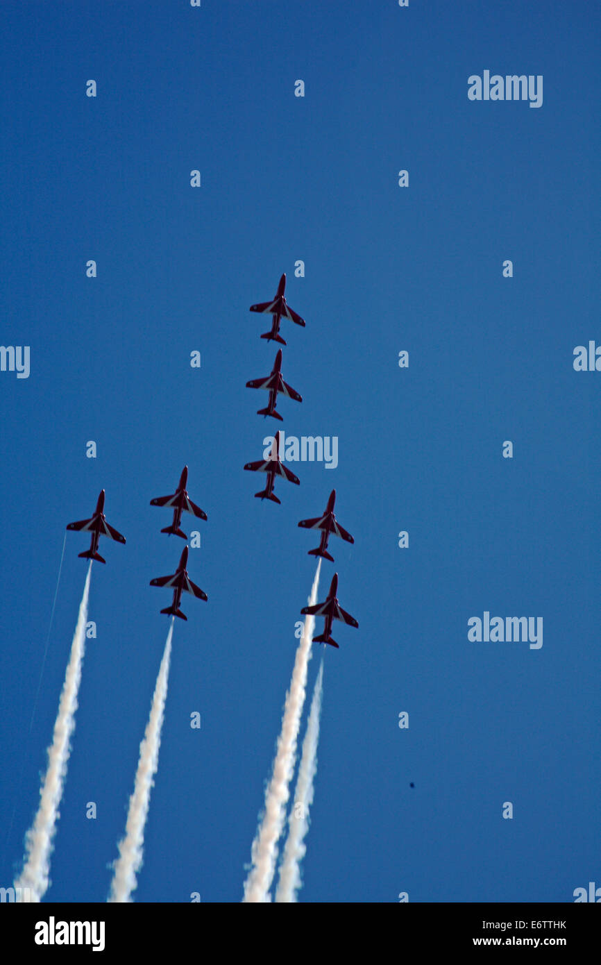 Bournemouth Dorset, England Regno Unito 31 agosto 2014. Ultimo giorno del Bournemouth Air Festival - parcheggi pieni, caldo e soleggiato con cieli blu significa migliaia gregge a Bournemouth Beach per vedere l'azione. Le frecce rosse in volo - otto battenti come la moglie del nono pilota è in lavoro. Credito: Carolyn Jenkins/Alamy Live News Foto Stock