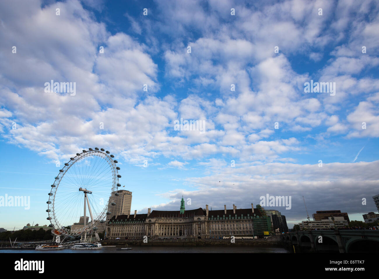 London Eye sulla sponda meridionale del fiume Tamigi con copyspace sopra. Foto Stock