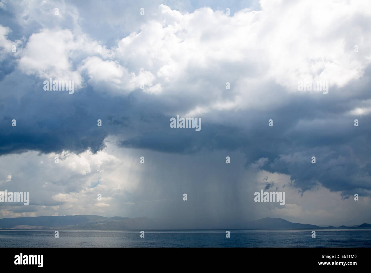 Uragano: tempestoso e giorno di pioggia sul mare per un orrore sfondo. Foto Stock