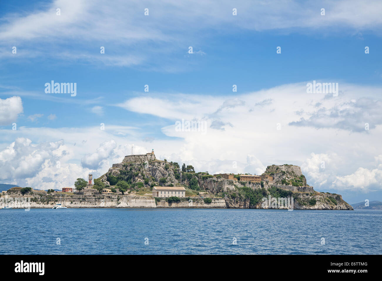 Paesaggio per la vecchia e la nuova fortezza di Corfu isole con mare blu. Foto Stock