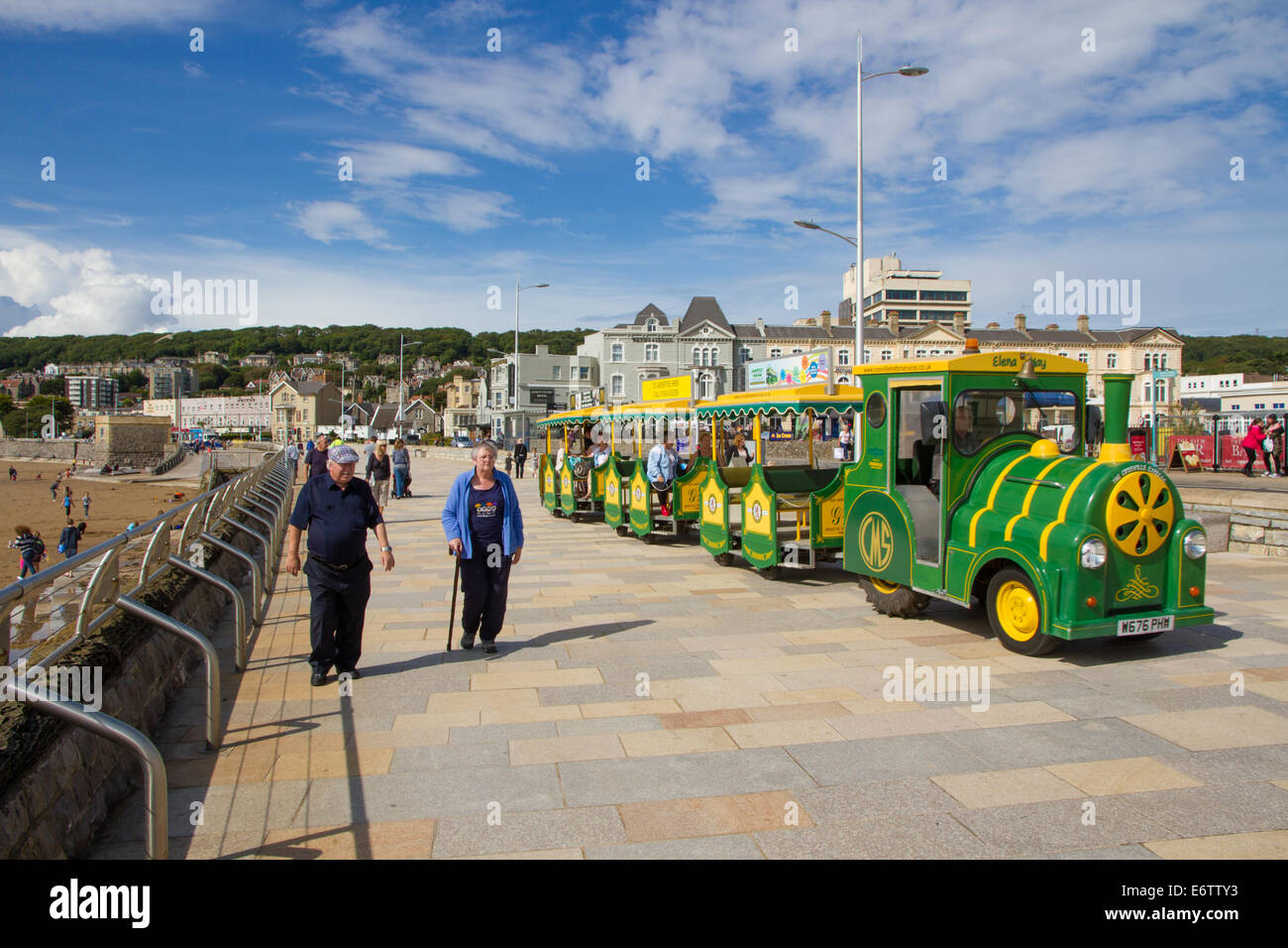 Il treno corre sul lungomare a Weston Super Mare Foto Stock