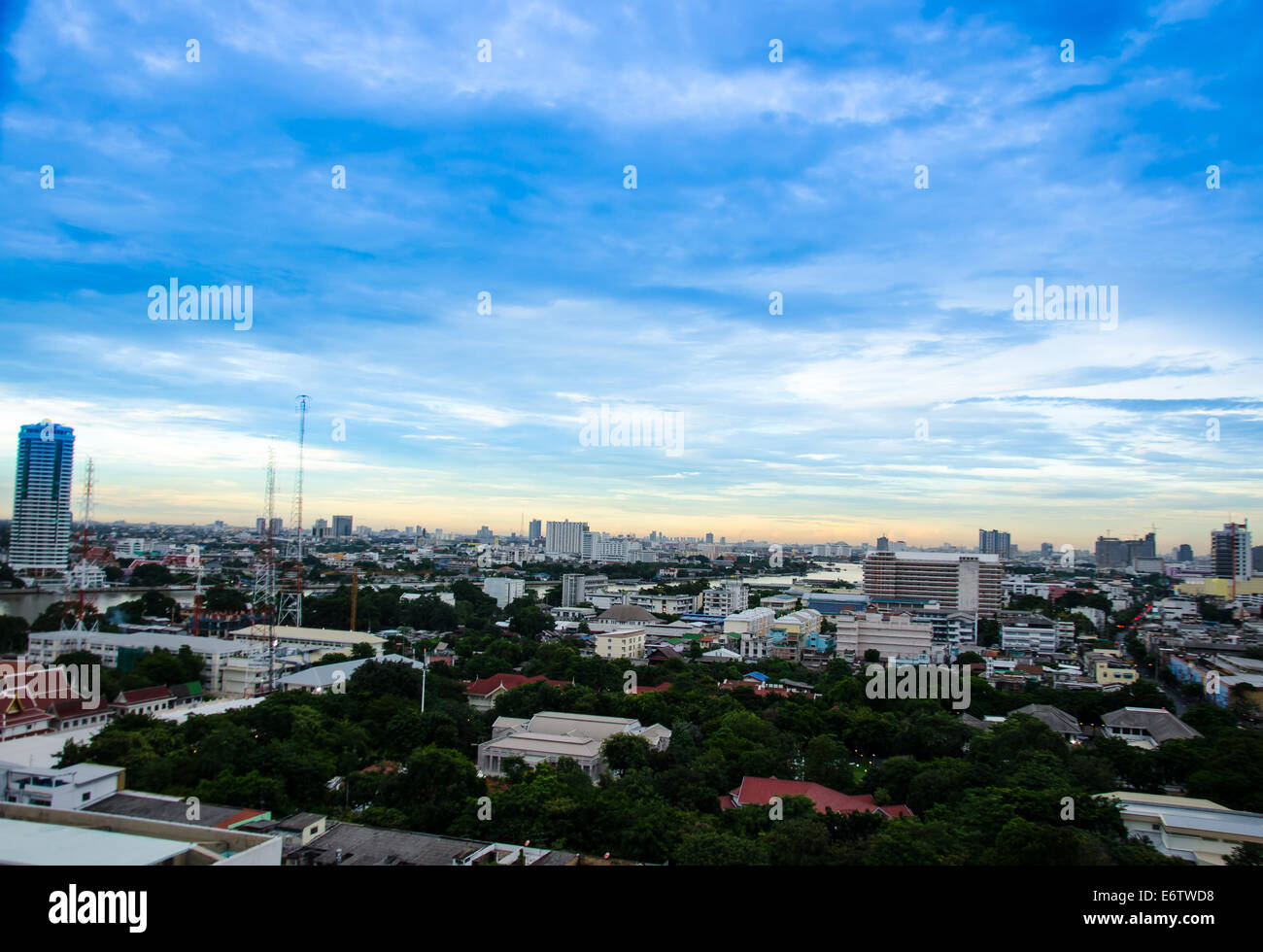 Una prospettiva aerea della città di Bangkok prima notte Foto Stock
