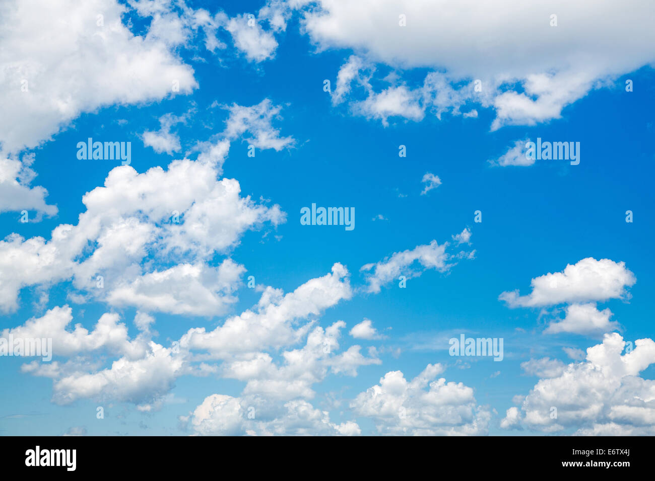Happy day: blu cielo con sole e nuvole per uno sfondo o una texture. Foto Stock