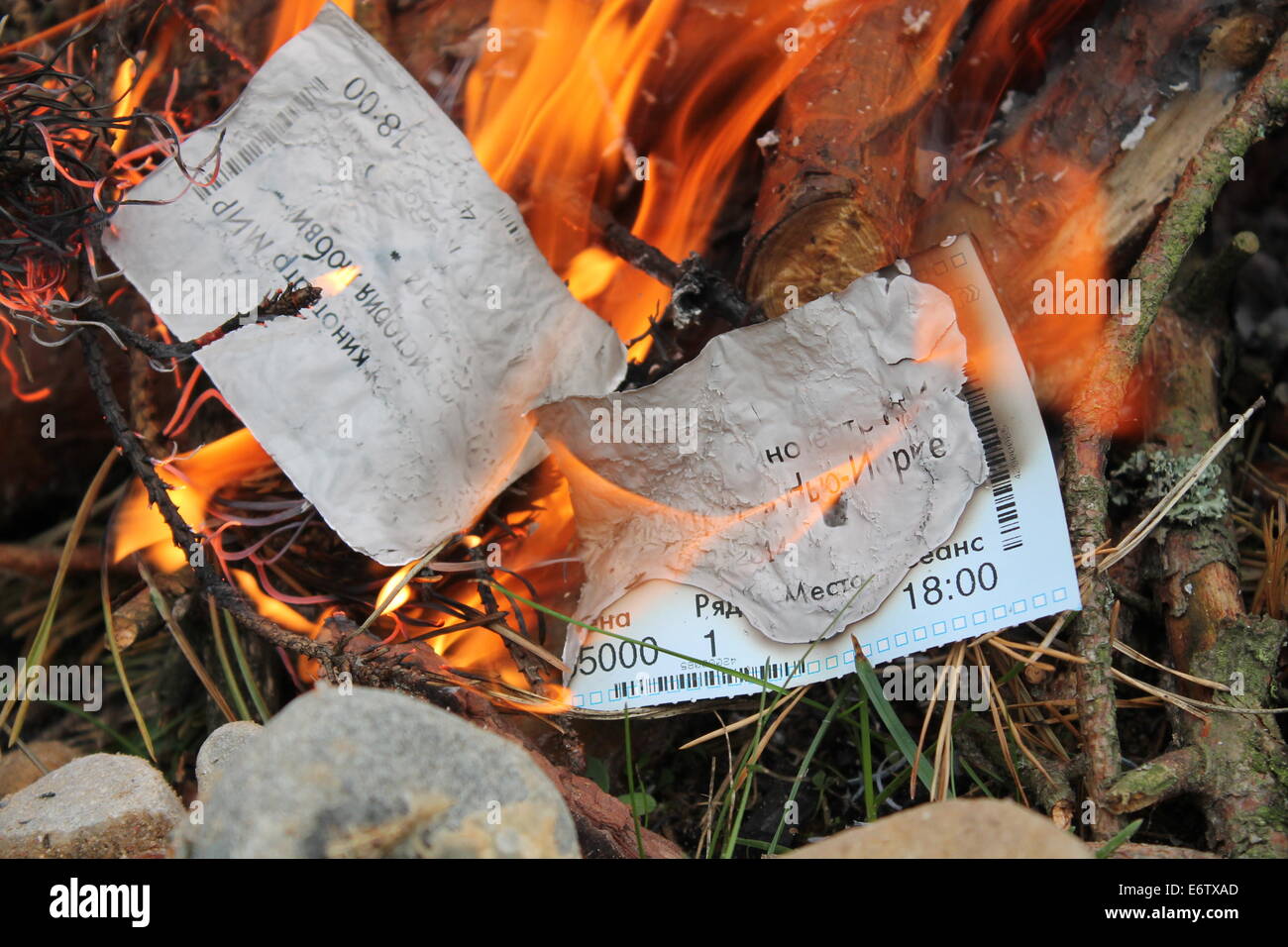 Due fogli di carta i biglietti per il cinema caduta in vivide fiamme di fuoco cattivo romanticismo Foto Stock