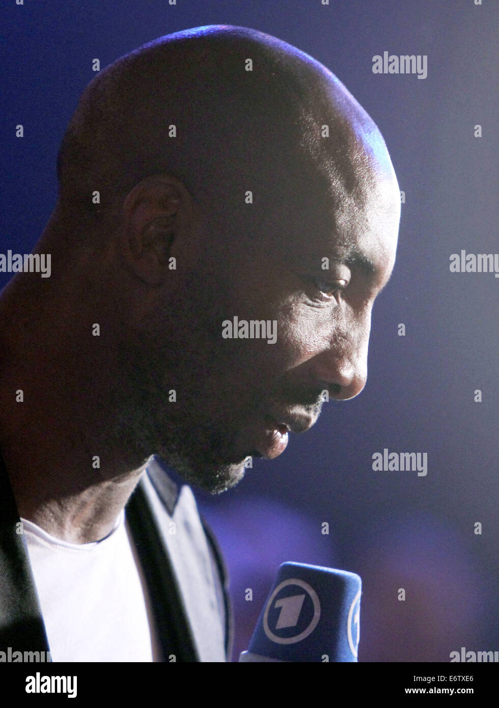 Halle, Germania. Il 30 agosto, 2014. Ex British boxer professionale Johnny Nelson parla con i giornalisti nel corso della boxe WBO crusie peso mondiale di Gerry Weber stadium di Halle, Germania, 30 agosto 2014. Foto: Oliver Krato/dpa/Alamy Live News Foto Stock