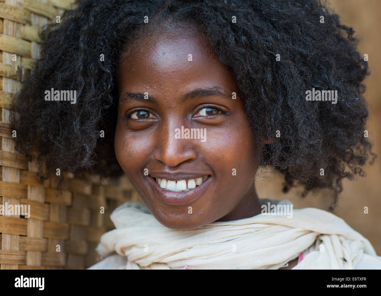 Bella donna etiope, Key Afer, Valle dell'Omo, Etiopia Foto Stock