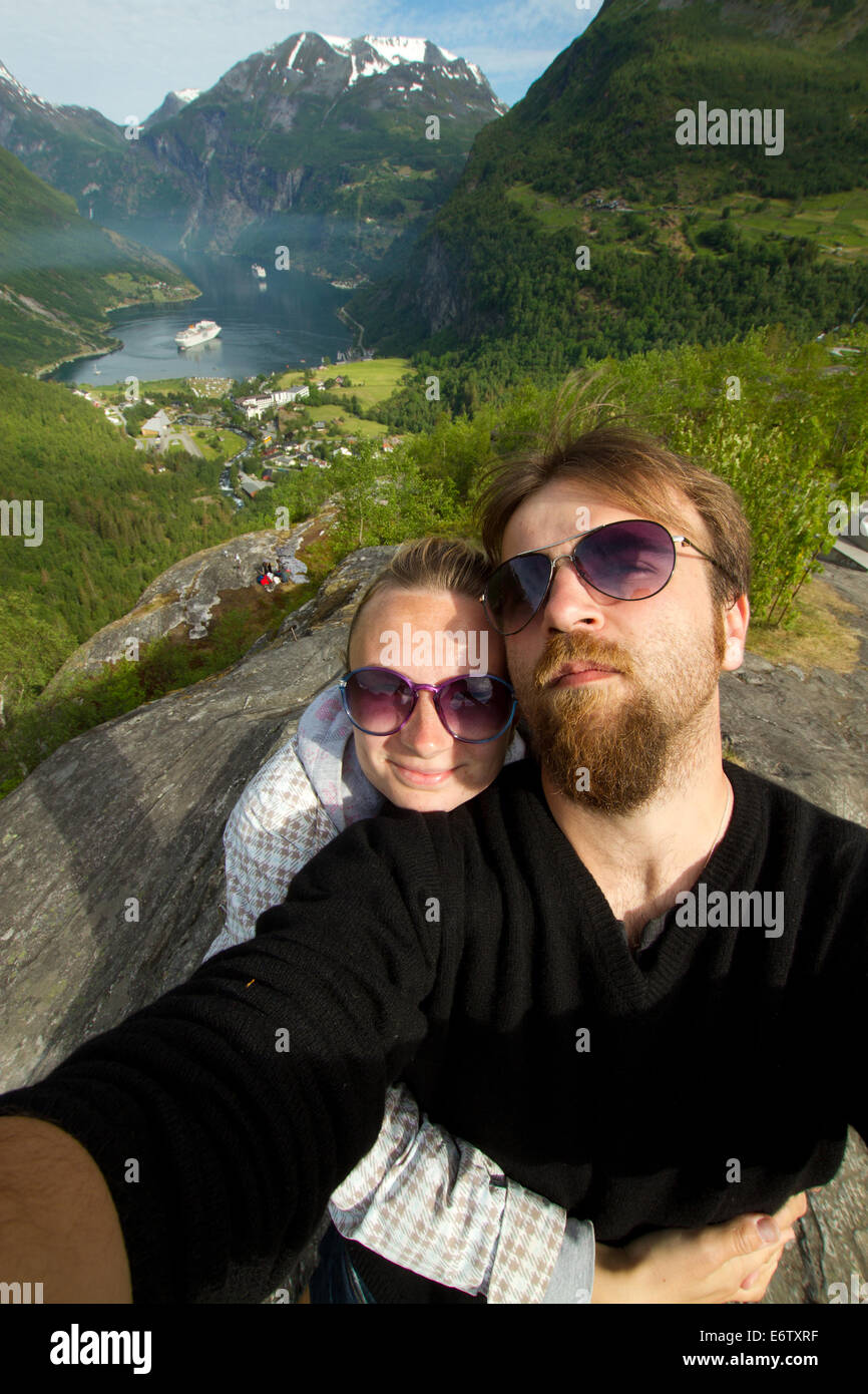 Novelli sposi per la luna di miele in vacanza in Norvegia. foto in montagna vicino al lago. instagram. Foto Stock