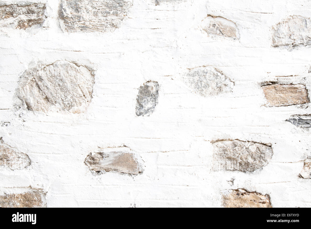 Parete naturale in un giardino con il bianco e il grigio pietre in shabby chic per uno sfondo. Foto Stock