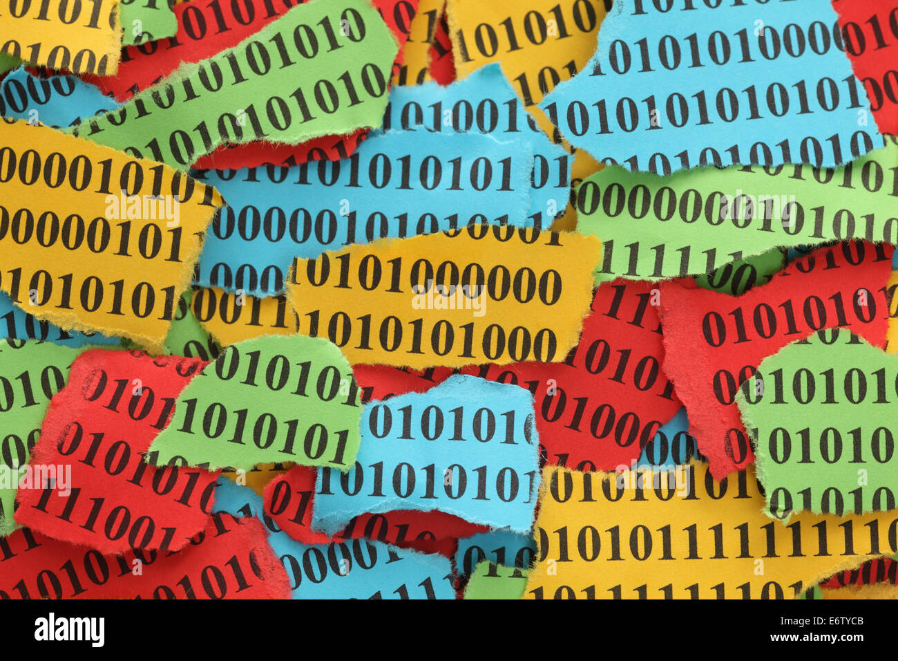 Frammenti di carta colorata con codice binario. Primo piano. Foto Stock