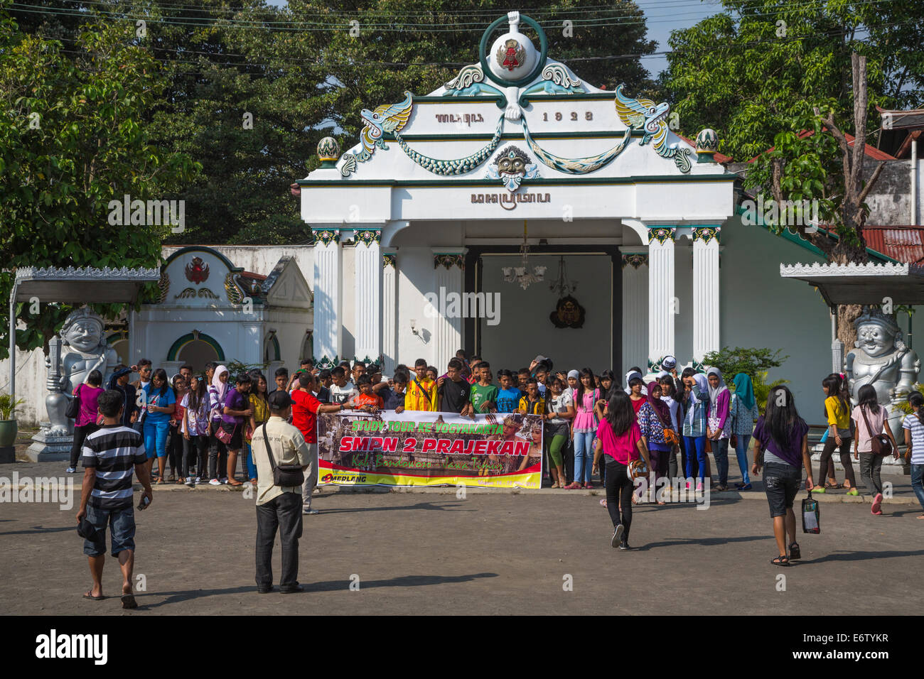 Yogyakarta, Java, Indonesia. Gli studenti in gita scolastica pongono dietro un banner per una foto di gruppo prima di entrare nel Palazzo del Sultano. Foto Stock