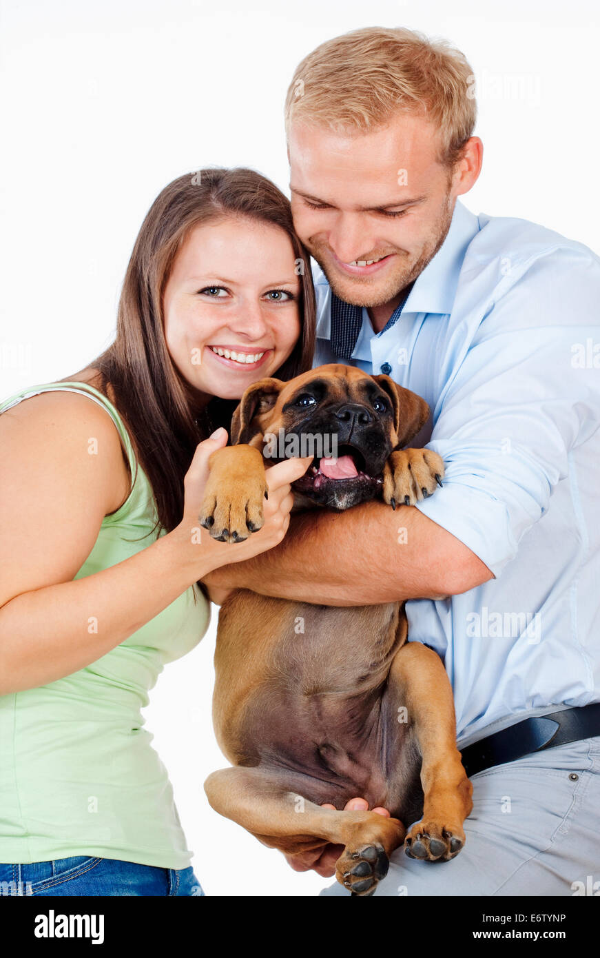 Ritratto di una felice coppia giovane con un cane. Foto Stock