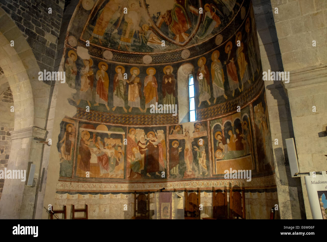 Interno il famoso medievale romanica chiesa di Saccargia in Sardegna in Italia Foto Stock