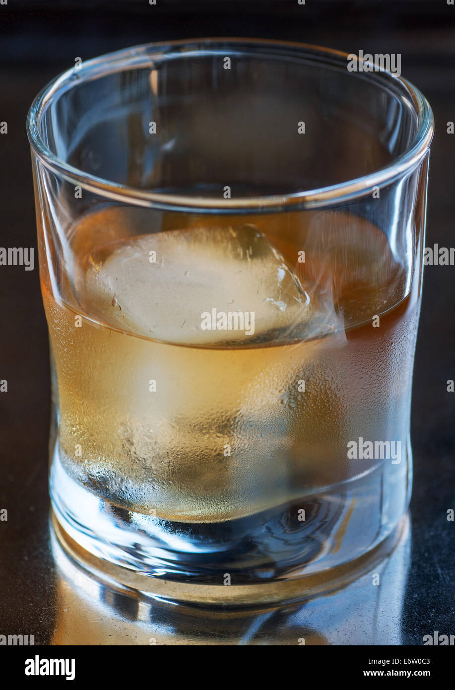 Bicchiere di deliziosa di età compresa single malt Scotch sulle rocce Foto Stock