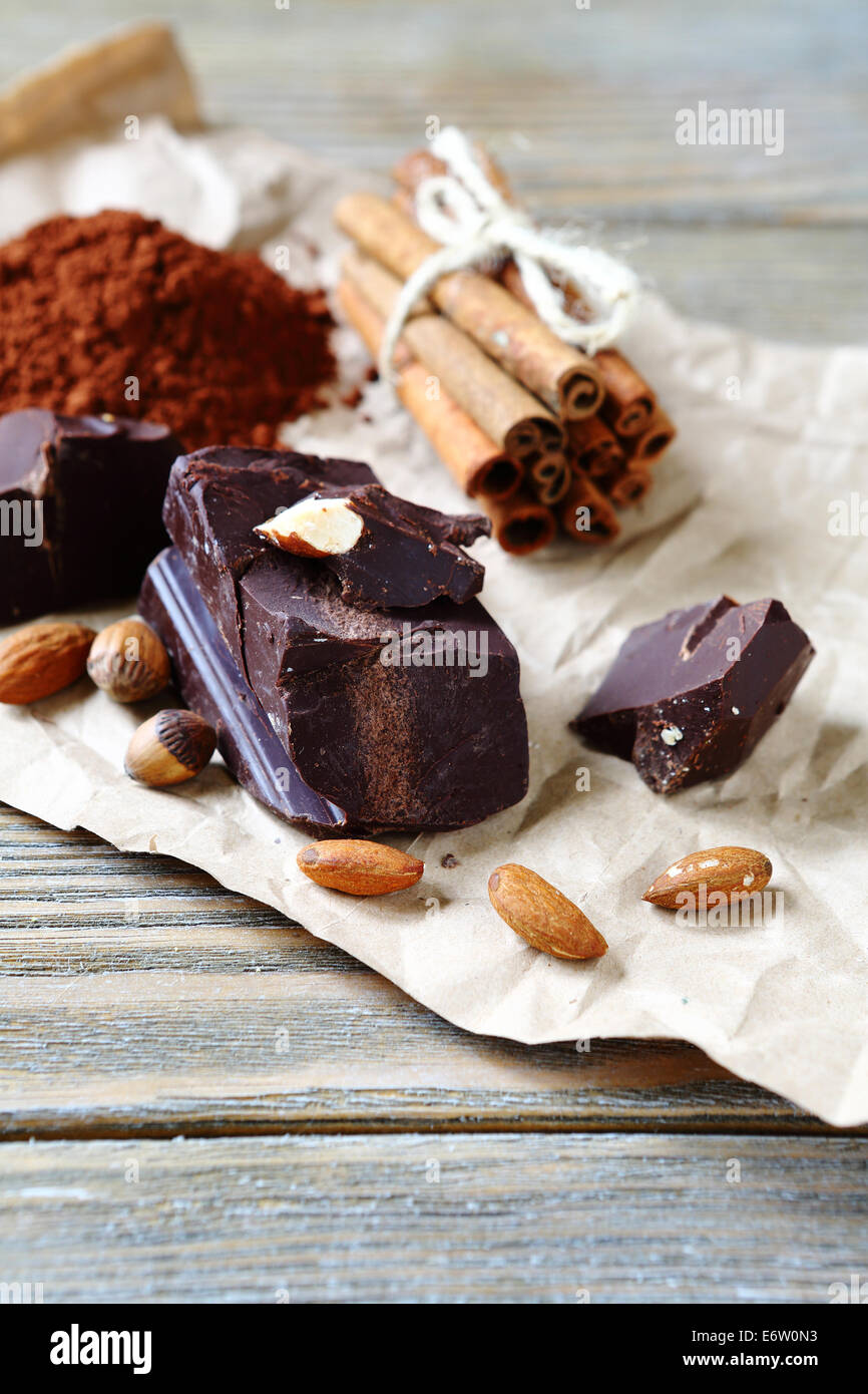 Ingredienti per la produzione di cioccolato caldo, cibo closeup Foto Stock