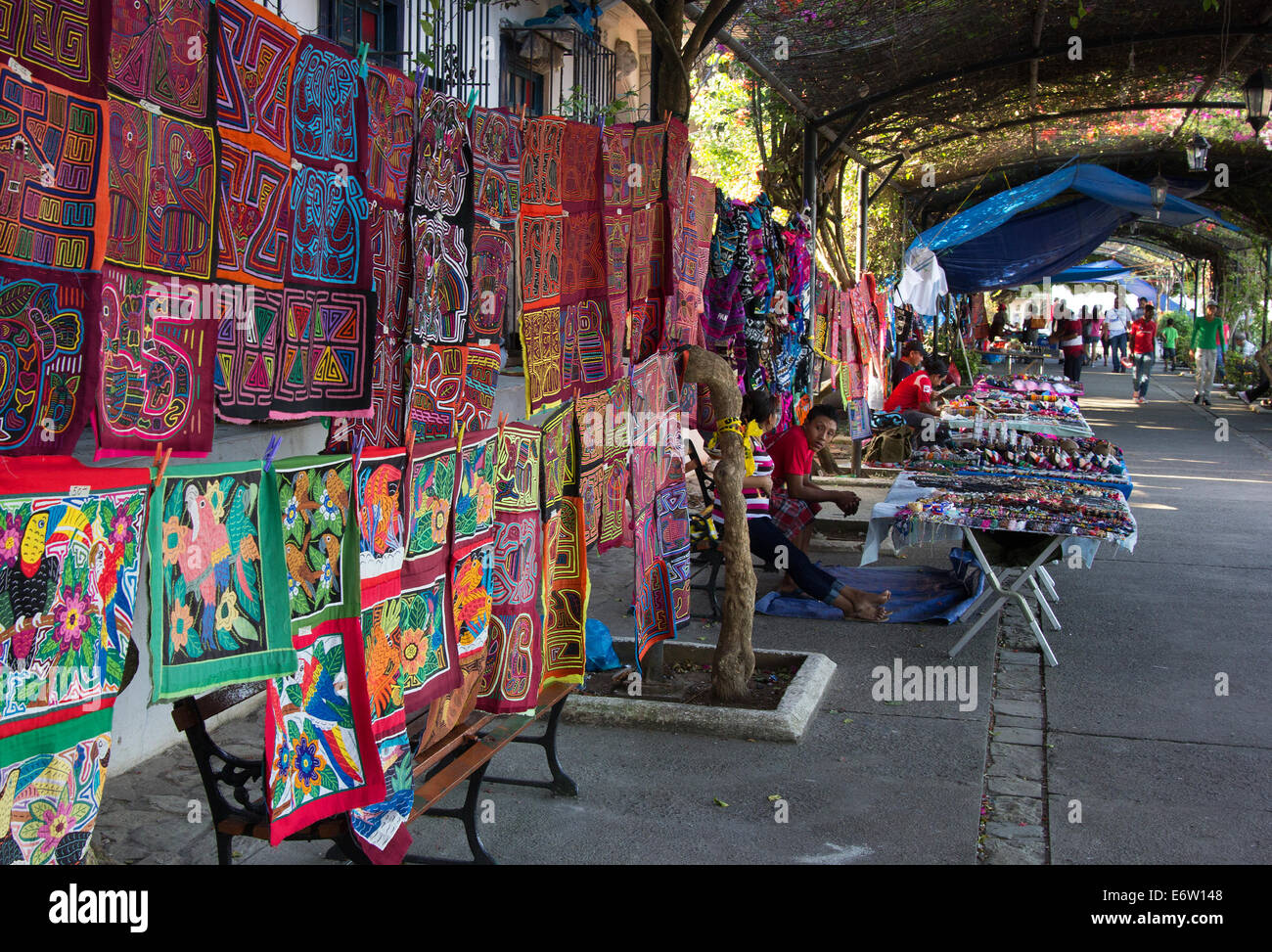 Strada mercato artigianale presso il Paseo Esteban Huertas di Las Bóvedas, Casco Antiguo, Panama City, Panama. Foto Stock