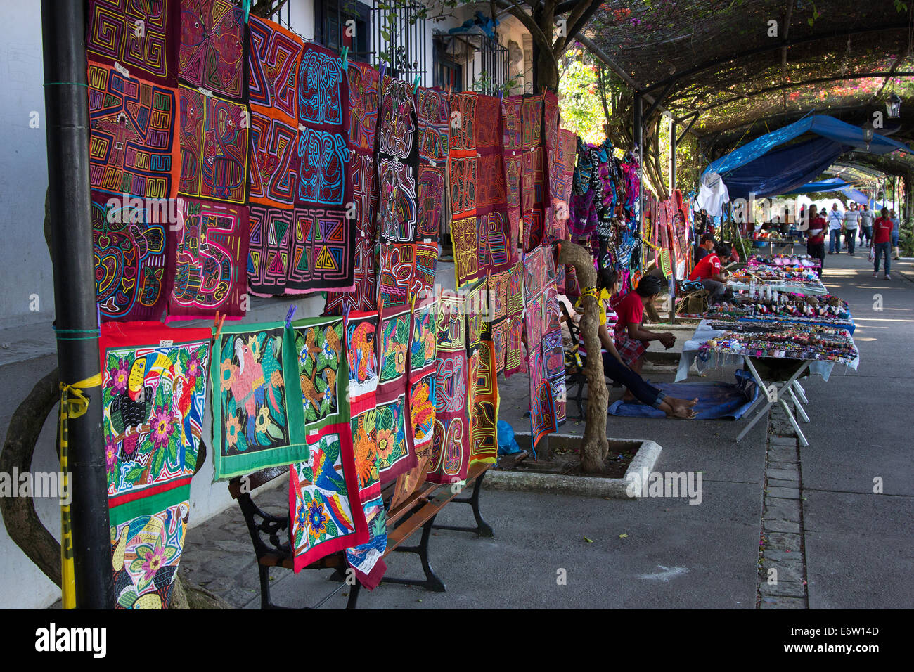 Strada mercato artigianale presso il Paseo Esteban Huertas di Las Bóvedas, Casco Antiguo, Panama City, Panama. Foto Stock