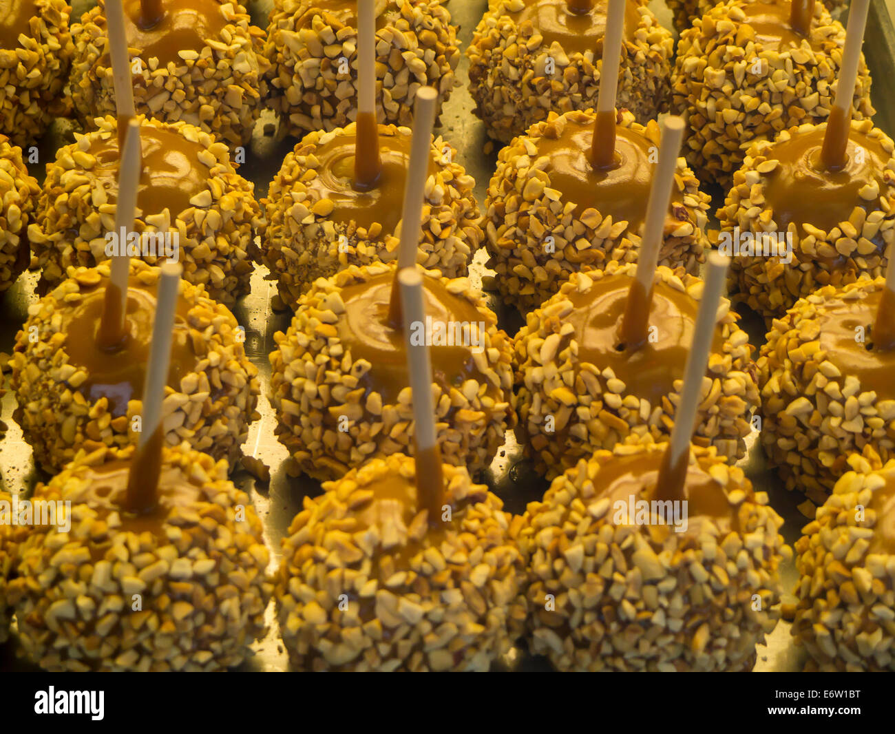 Telaio completo di caramello ricoperto di arachidi candy mele Foto Stock