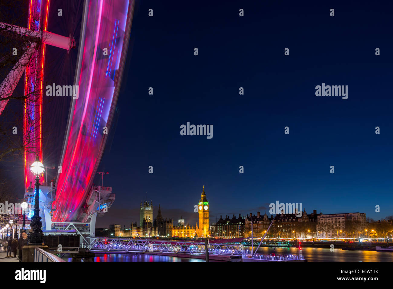 London Eye intorno il giorno di San Valentino Foto Stock