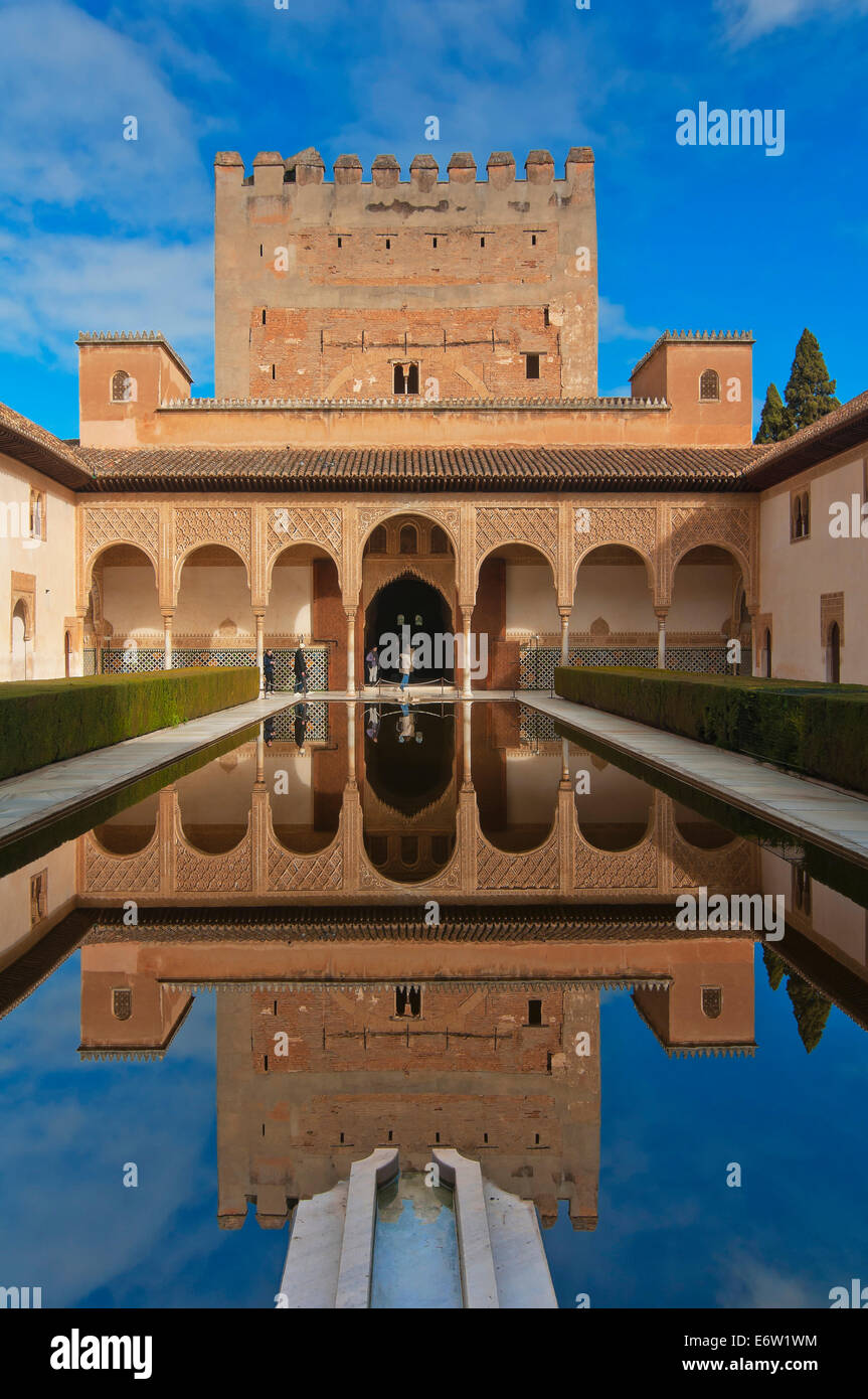 Corte dei Mirti e Comares torre, l'Alhambra di Granada, regione dell'Andalusia, Spagna, Europa Foto Stock