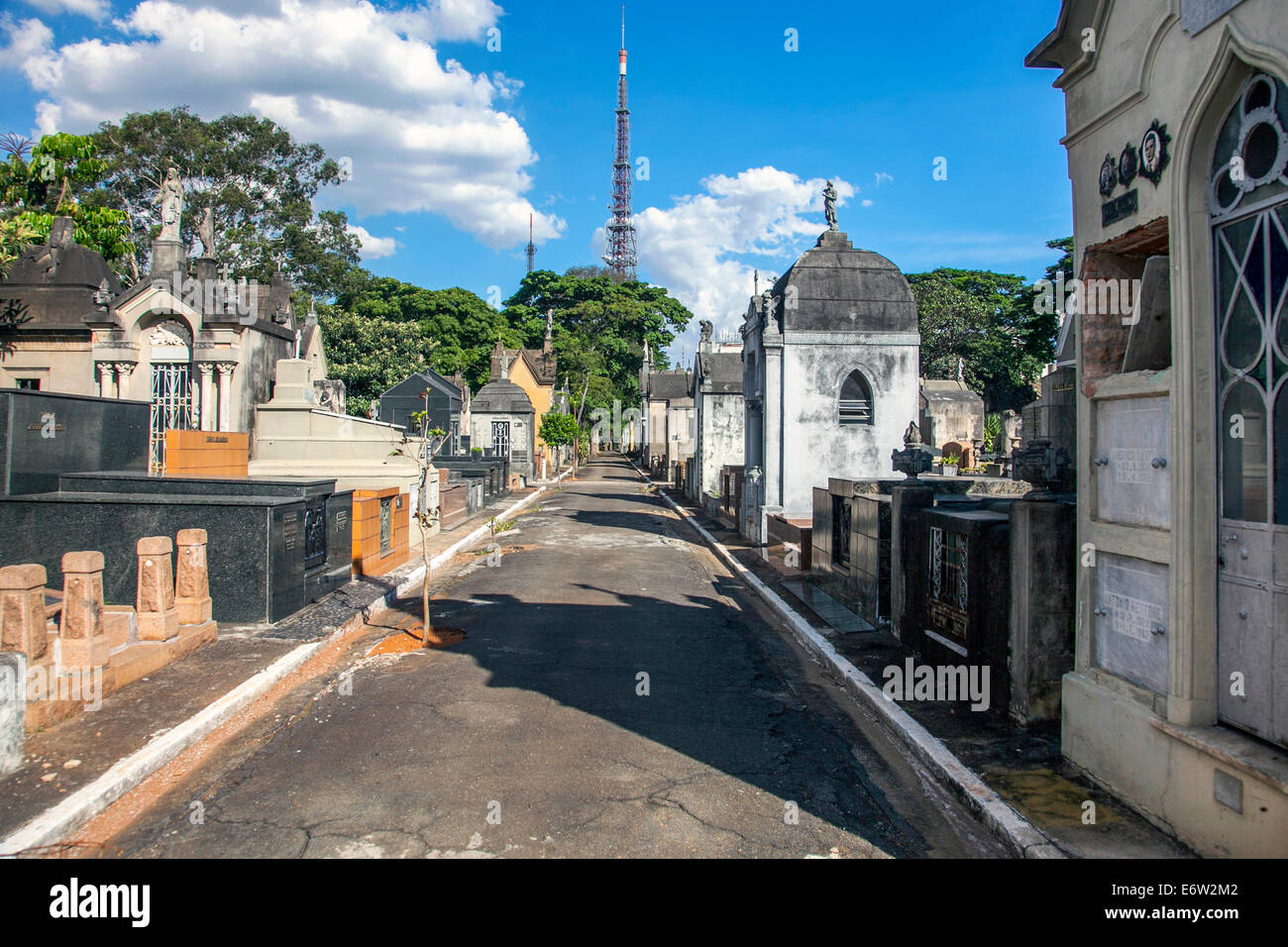 Vicolo fiancheggiato da tombe a petto e mausolei a Cemitéro do Araçá a San Paolo, Brasile Foto Stock