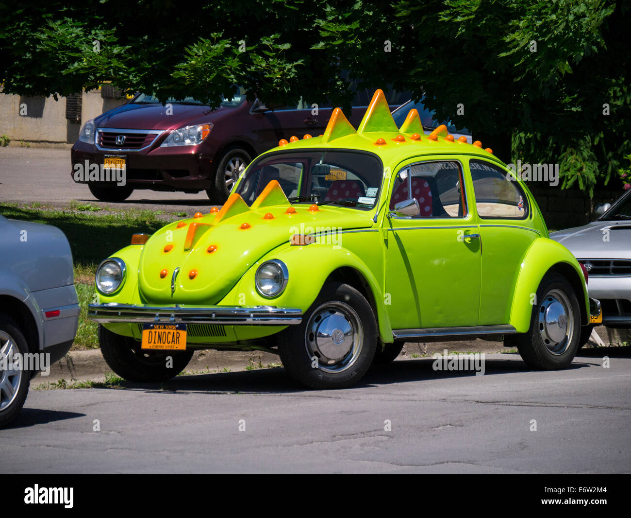Volkswagen maggiolino modificato per apparire come dinosauro Foto Stock