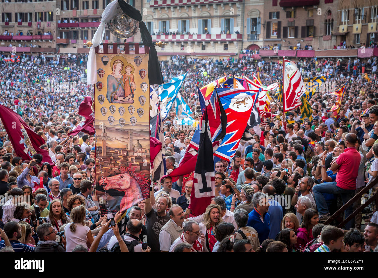 La squadra vincitrice del Palio di Siena si è aggiudicata un banner di seta dipinto, Palio, che portano attraverso le strade, Italia Foto Stock