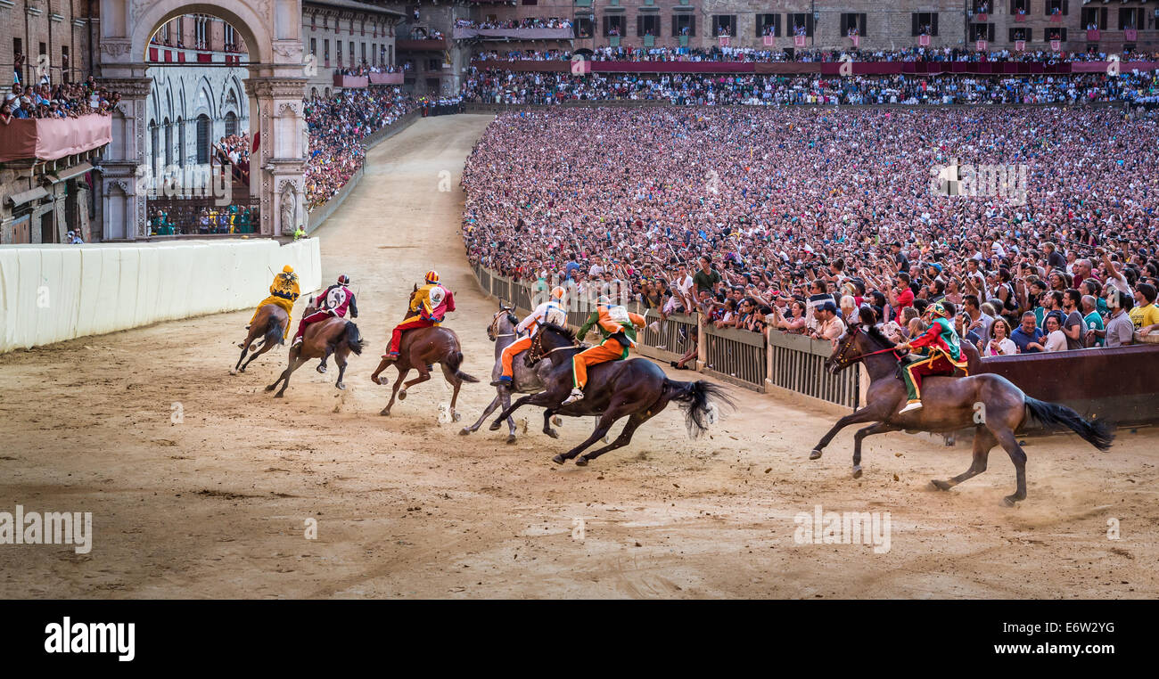 Il Palio di Siena corsa di cavalli sulla Piazza del Campo a Siena, Toscana, Italia Foto Stock