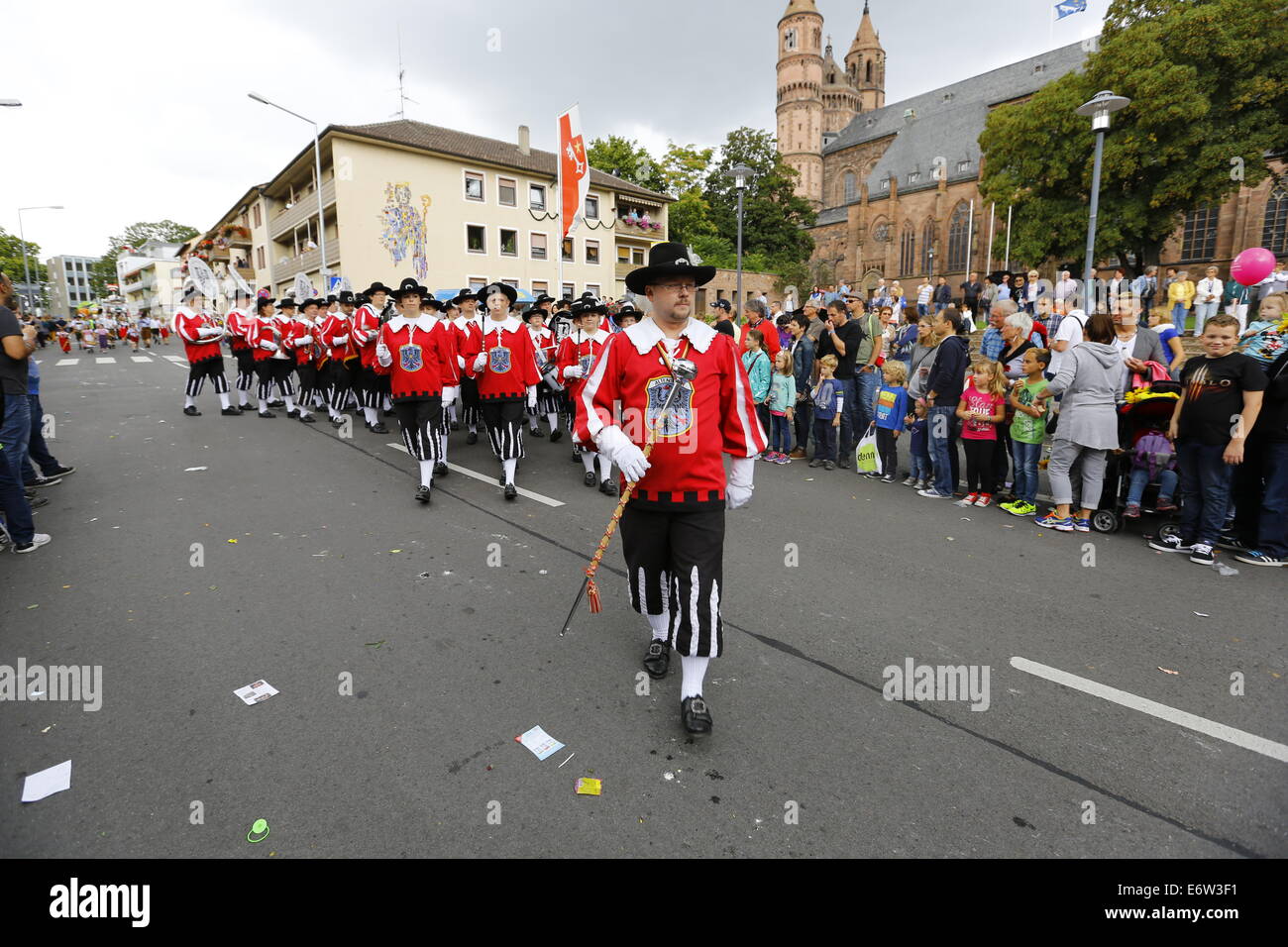 Worm, Germania. Il 31 agosto 2014. Membri della Fanfaren- und Spielmannszug Altenstadt e.V. di marzo nella Backfischfest parade 2014. La prima evidenza di questo anno la Backfischfest era la grande sfilata attraverso la città di Worms con 125 gruppi e galleggianti. Gruppi di comunità, associazioni sportive, gruppi musicali e business da worm e anche oltre i suoi confini ha preso parte. Credito: Michael Debets/Alamy Live News Foto Stock