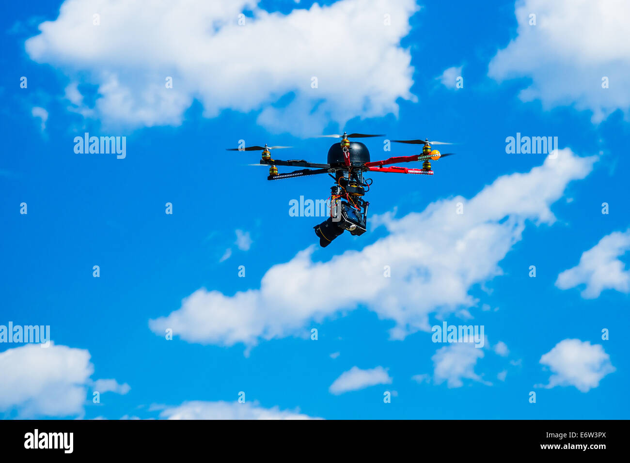 Hexacopter con foto telecamera attaccata in volo Foto Stock