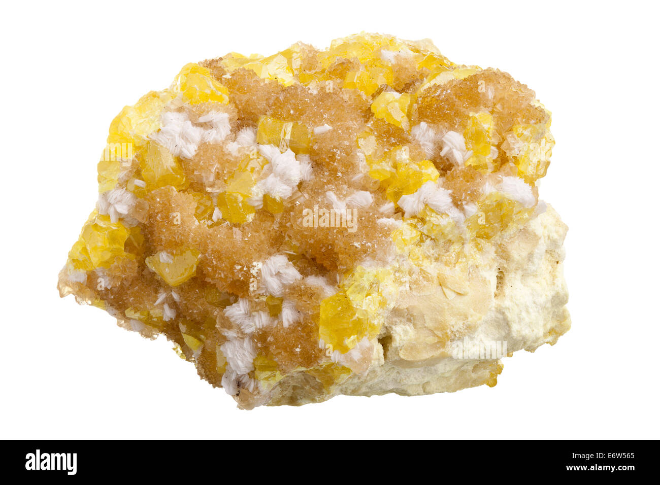 Cristalli di zolfo su aragonite (CaCO3) matrice (Tarnobrzeg, Polonia) Foto Stock