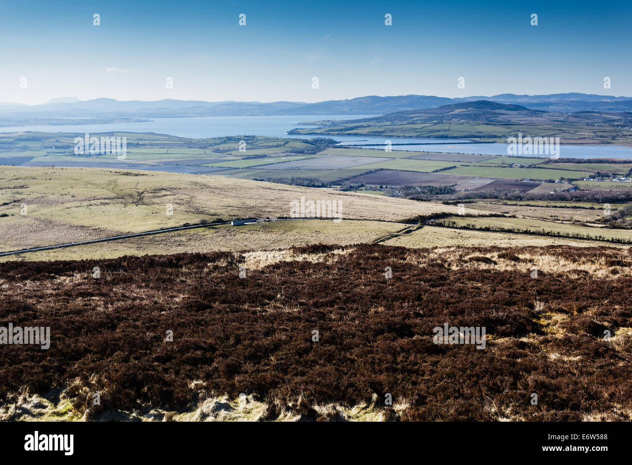 Grianan Aileach fort circolare collina sacra antico popolo opinioni Lough Swilly Lough Foyle e County Donegal Derry Tyrone Archeol Foto Stock