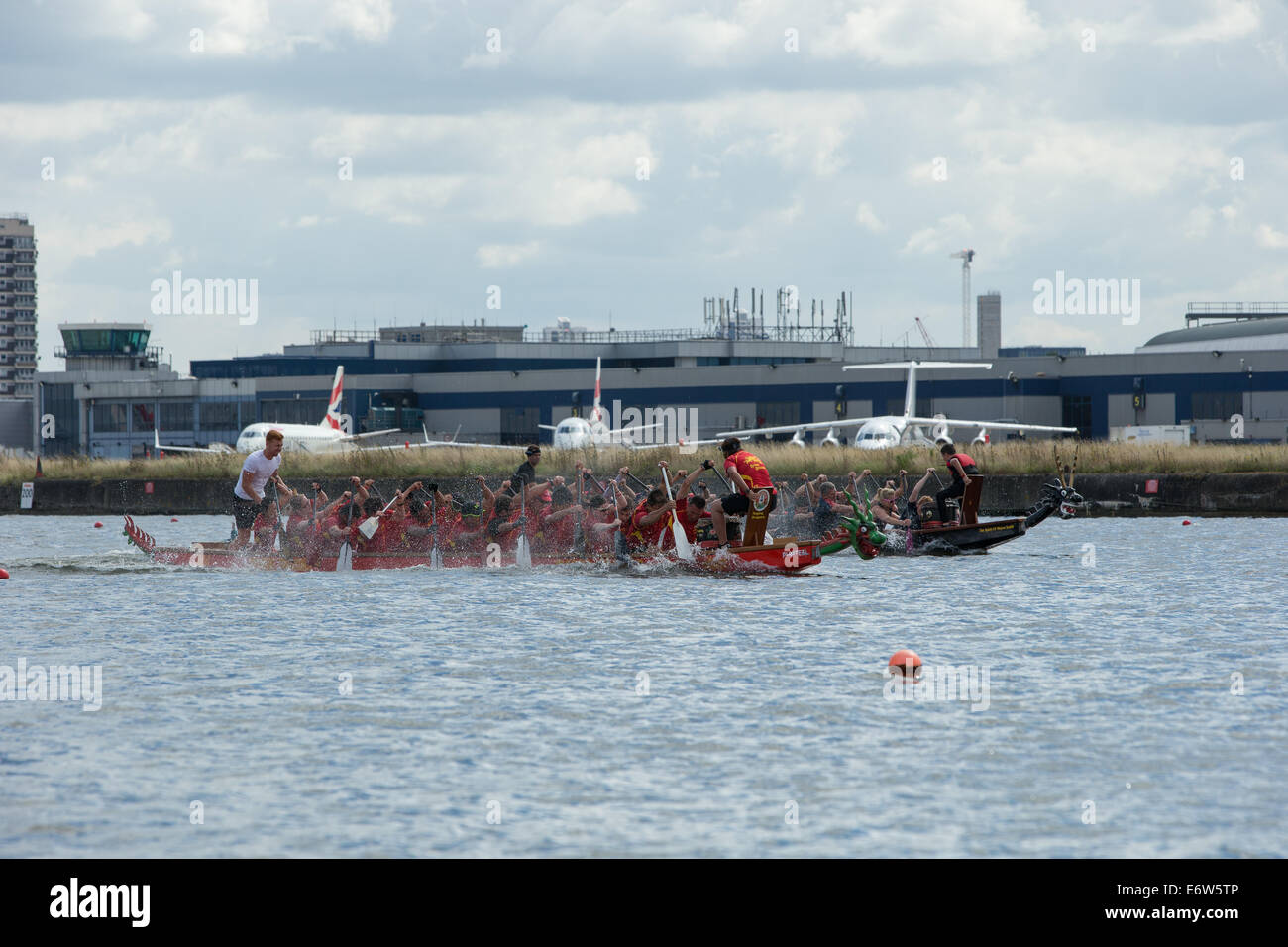 Londra, Regno Unito. 31 agosto 2014. Questo finale di stagione BDA Lega Nazionale regata di dragon boat racing si è tenuto presso il London Regatta Centre, Royal Albert Dock, Londra Foto Stock