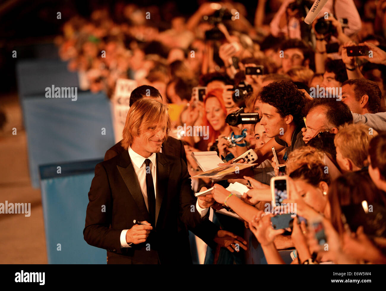 Venezia, Lido di Venezia. 31 Agosto, 2014. Attore Viggo Mortensen indicazioni per gli appassionati dopo il passaggio il tappeto rosso per 'Carré des hommes' che viene selezionata per il concorso principale durante la 71th Festival del Cinema di Venezia, nell' isola del Lido di Venezia, Italia Il 31 agosto, 2014. Credito: Xu Nizhi/Xinhua/Alamy Live News Foto Stock