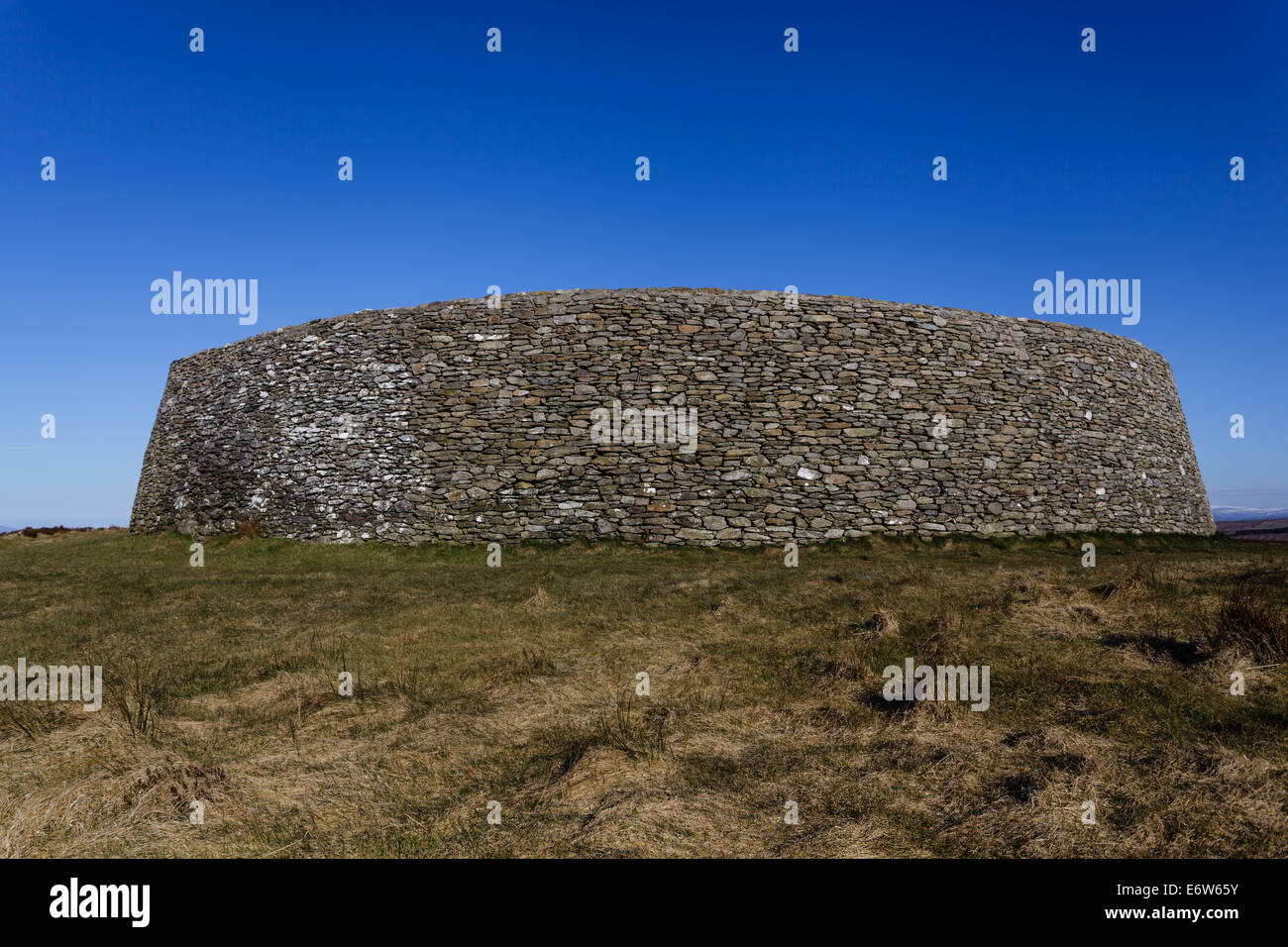 Fort circolare collina sacra antico popolo opinioni Lough Swilly Lough Foyle County Donegal Derry Tyrone Archeologia 2000AD Irlanda Foto Stock