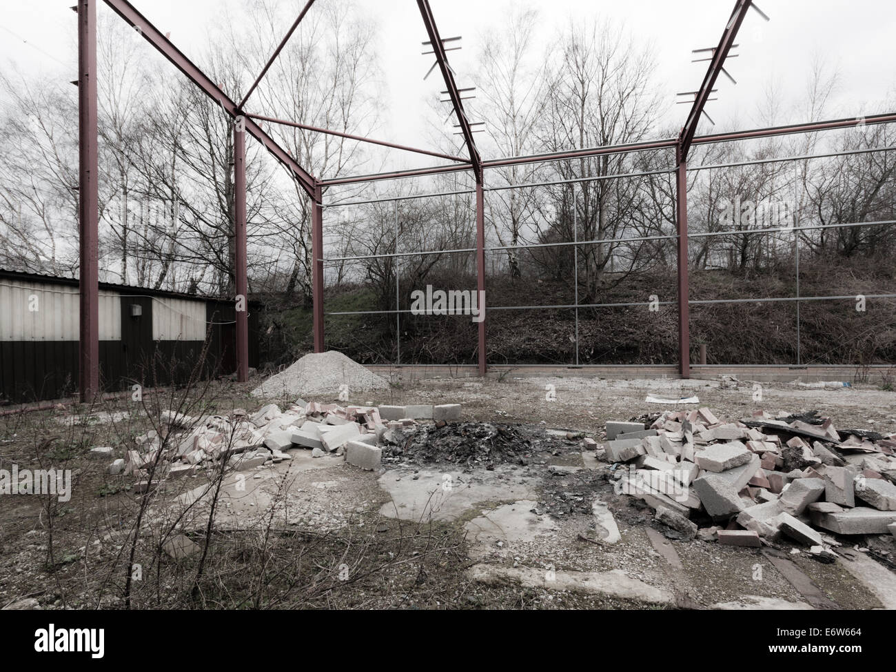 Abbandonato il progetto di costruzione di mattoni macerie dissaturato Foto Stock