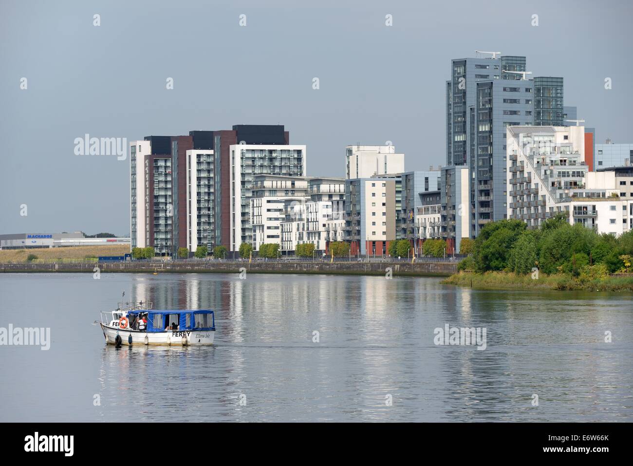 Un piccolo libera per i passeggeri dei traghetti nel porto di vele la breve distanza tra Kelvinhaugh e Govan con Glasgow Western Harbour (Scozia) in background Foto Stock