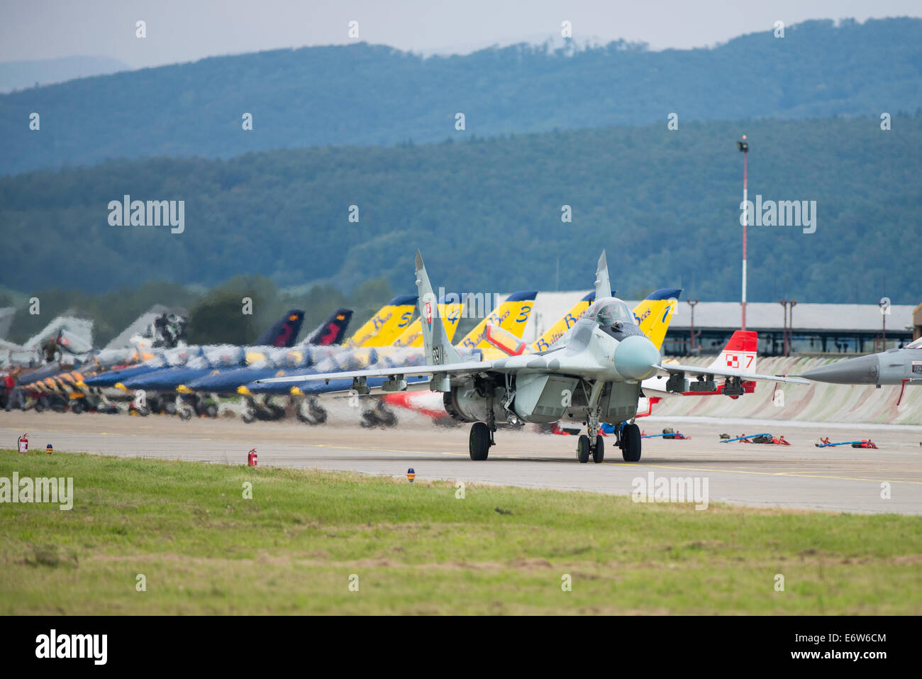 SLIAC, Slovacchia - 30 agosto: MiG-29come durante airshow SIAF in Sliac, Slovacchia il 30 agosto 2014 Credit: Lubos Paukeje/Alamy Live News Foto Stock