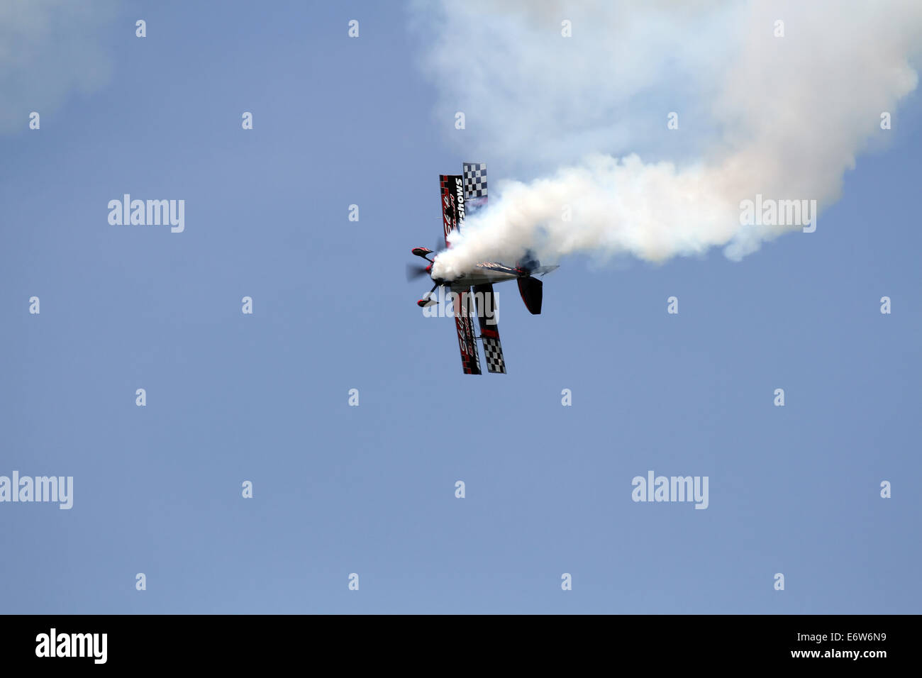 CLEVELAND, Ohio - agosto, 30: saltare Stewert's Bi-Plane acrobatico, nel mese di agosto e 30 2014 a Cleveland Airshow nazionali Foto Stock