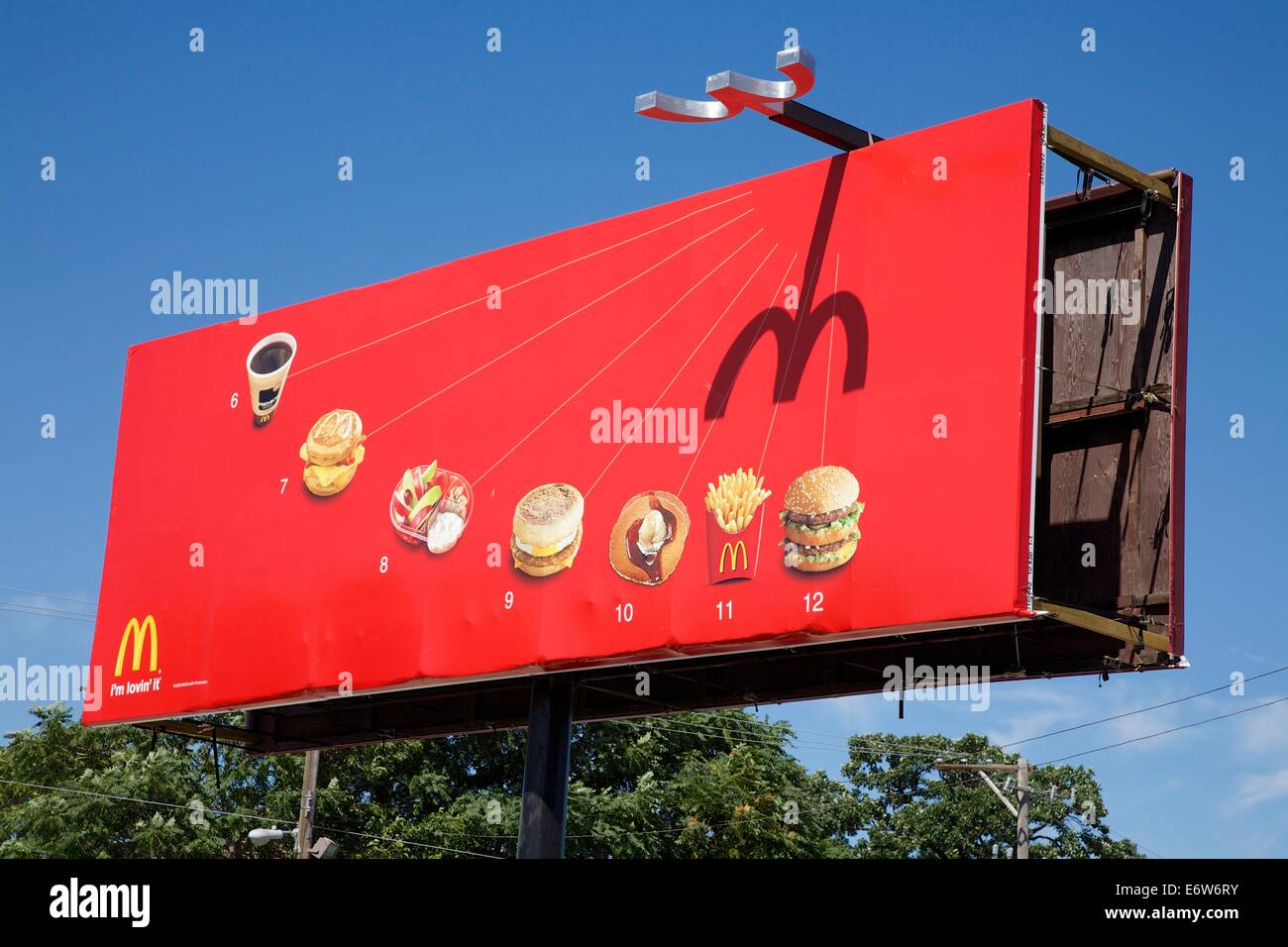 McDonald's billboard progettato per funzionare come un orologio solare. Chicago, 2006 Foto Stock
