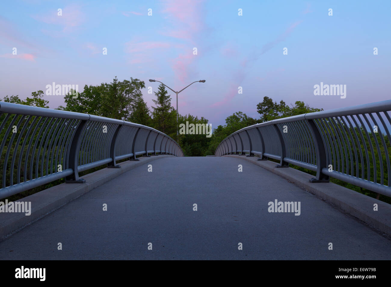 Un ponte pedonale che attraversa il Smith-Triller viadotto che attraversa 16 Mile Creek lungo Dundas Street in Oakville, Ontario, Canada Foto Stock