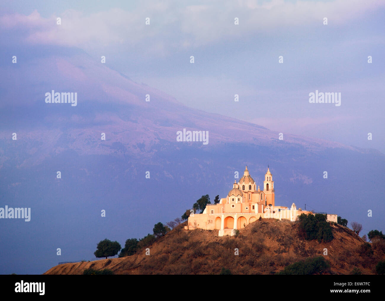 La seicentesca chiesa di Nuestra Señora de los Remedios in Cholula, Messico con il vulcano Popocatepetl in background. Foto Stock