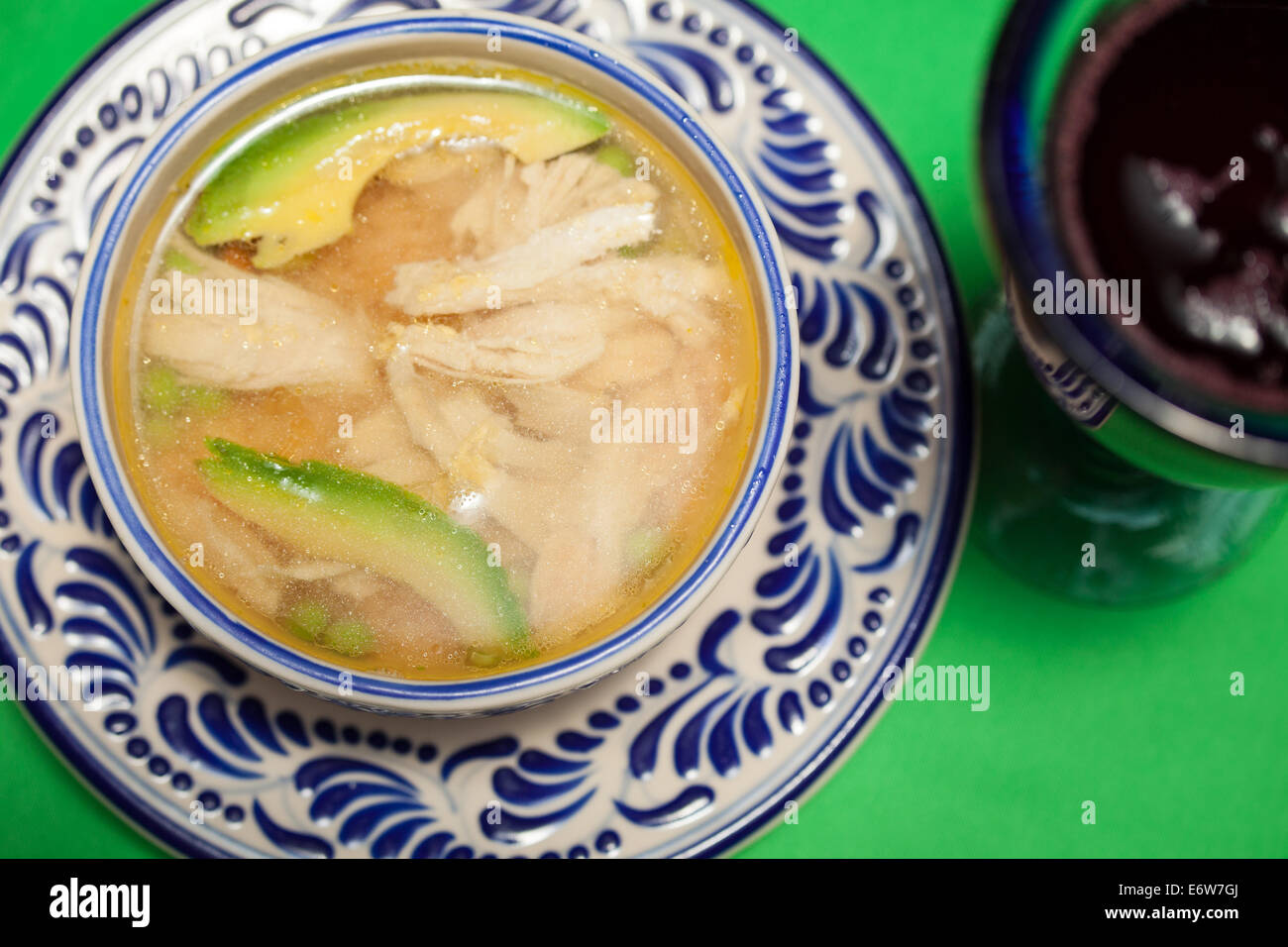 Zuppa di pollo con le fette di avocado su una piastra di talavera a Puebla, in Messico. Foto Stock