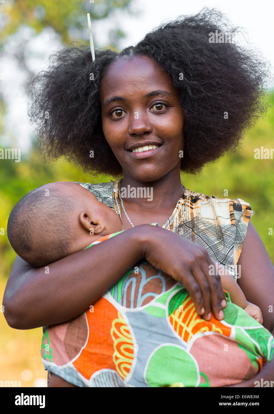 Donna etiope con il suo bambino, Kobown, Etiopia Foto Stock
