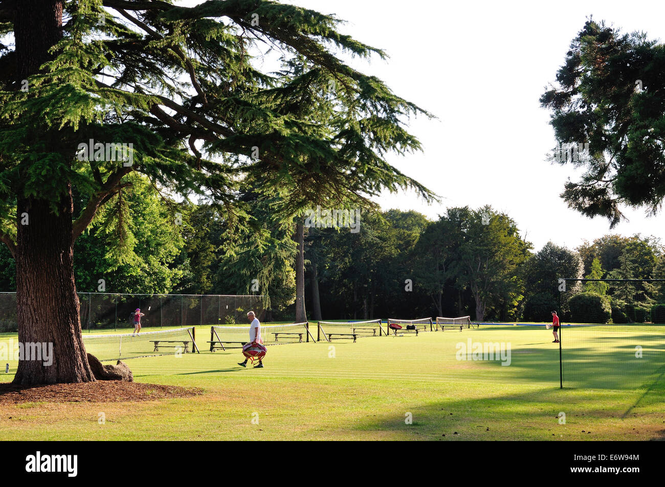 Campi da tennis in erba a Stoke Park Country Club, Spa e Hotel, Stoke Poges, Buckinghamshire, Inghilterra, Regno Unito Foto Stock