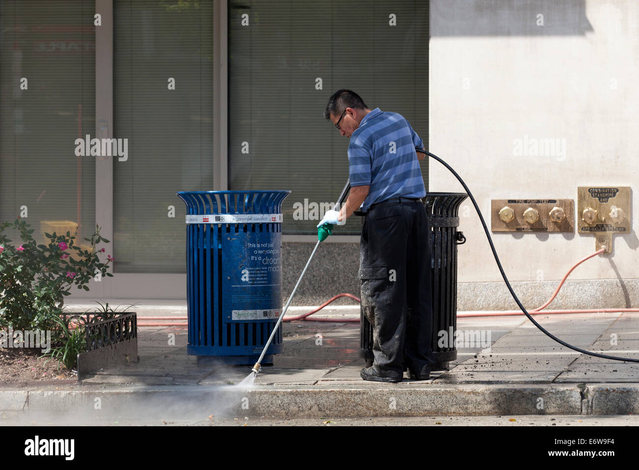 Uomo di lavaggio a pressione sidewalk - USA Foto Stock