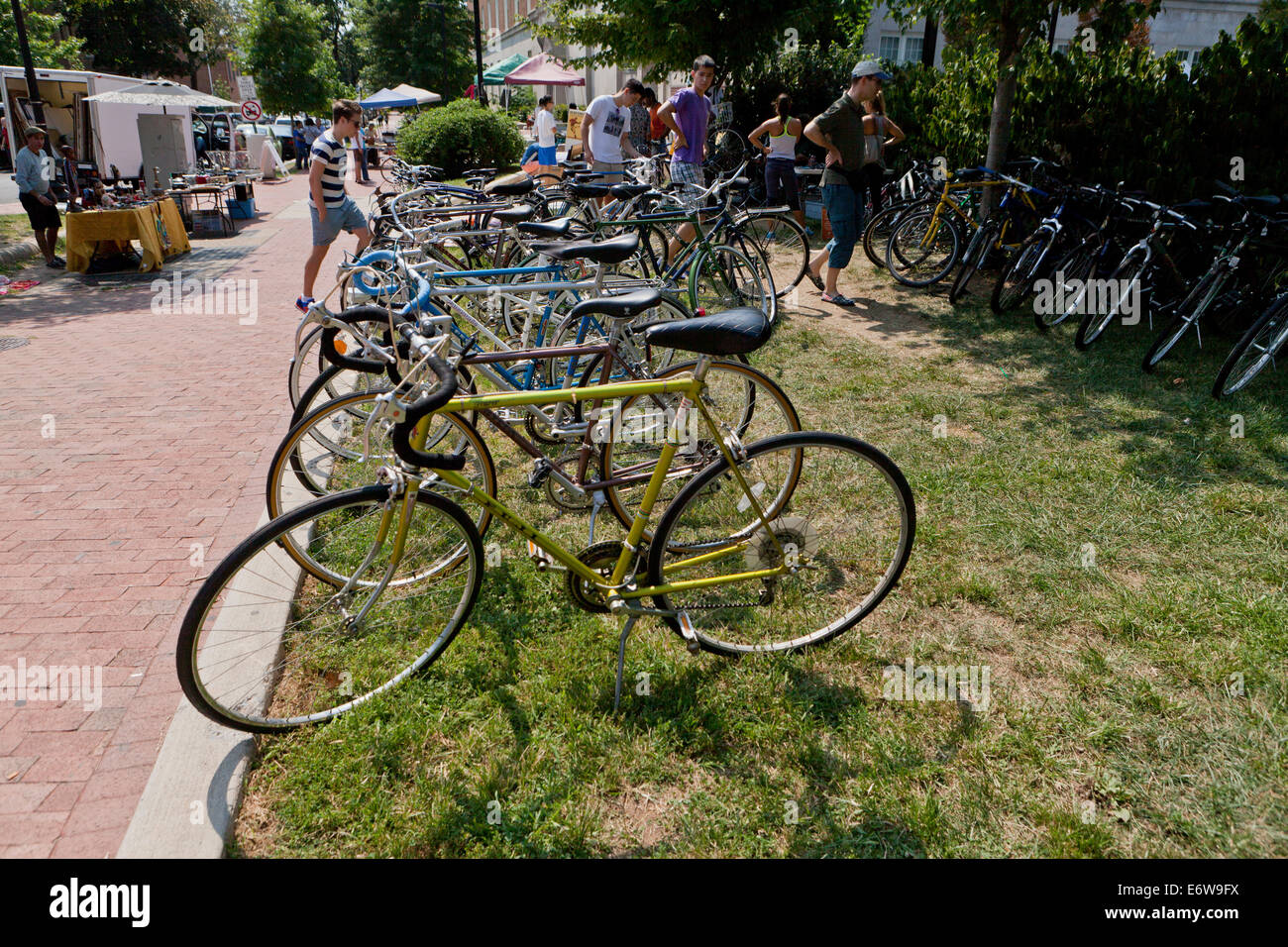 Usato biciclette a swap meet - USA Foto Stock