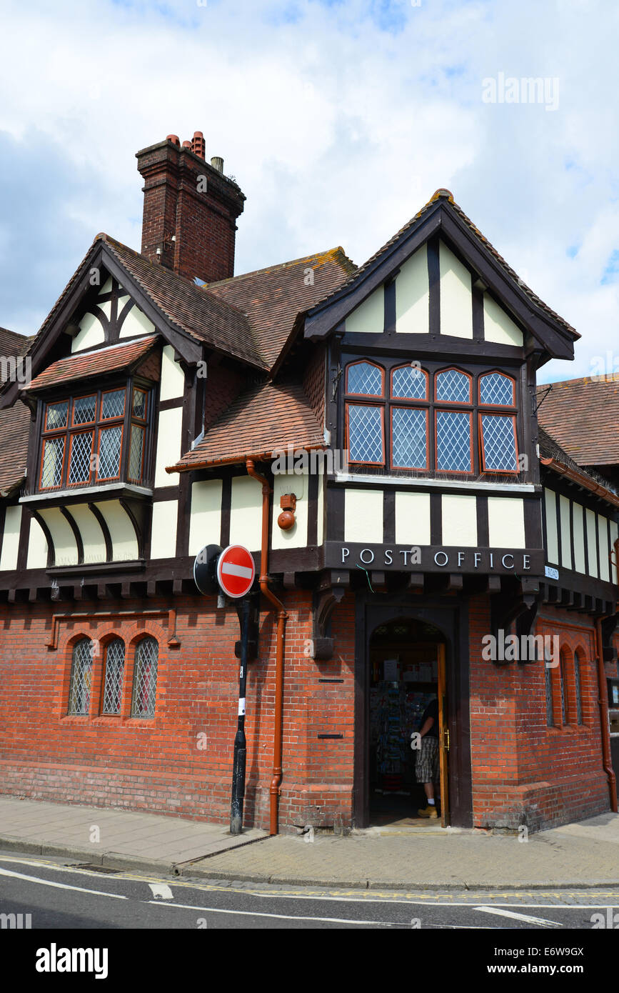 Tudor Revival Post Office building, High Street, Arundel, West Sussex, in Inghilterra, Regno Unito Foto Stock