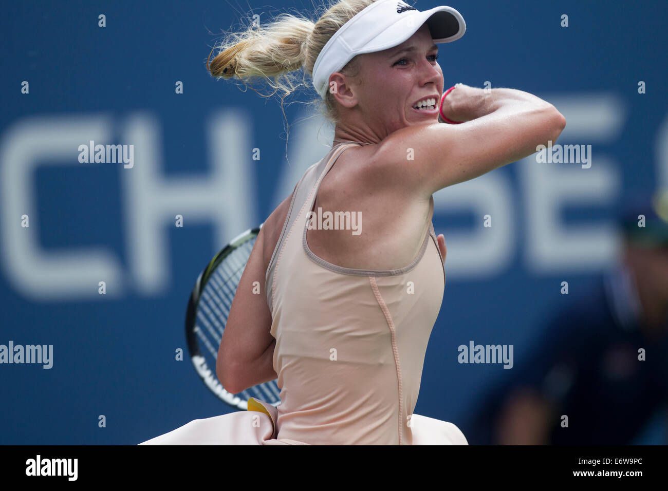 Flushing Meadows, NY, STATI UNITI D'AMERICA. 31 Ago, 2014. Caroline WOZNIACKI (DEN) sconfigge Maria Sharapova (RUS) nel 4° round azione a US Open Tennis Championships. Credito: NCP Fotografia/Alamy Live News Foto Stock