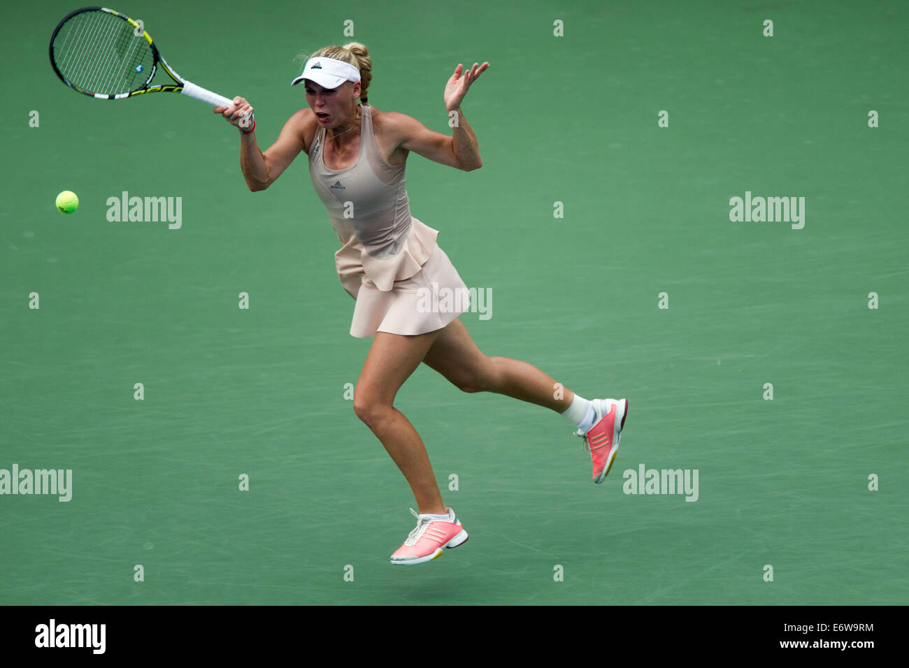 Flushing Meadows, NY, STATI UNITI D'AMERICA. 31 Ago, 2014. Caroline WOZNIACKI (DEN) sconfigge Maria Sharapova (RUS) nel 4° round azione a US Open Tennis Championships. Credito: NCP Fotografia/Alamy Live News Foto Stock